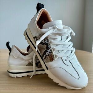 ❤️ESSEutESSE White Leather with Snake Band Sneakers Size 36❤️